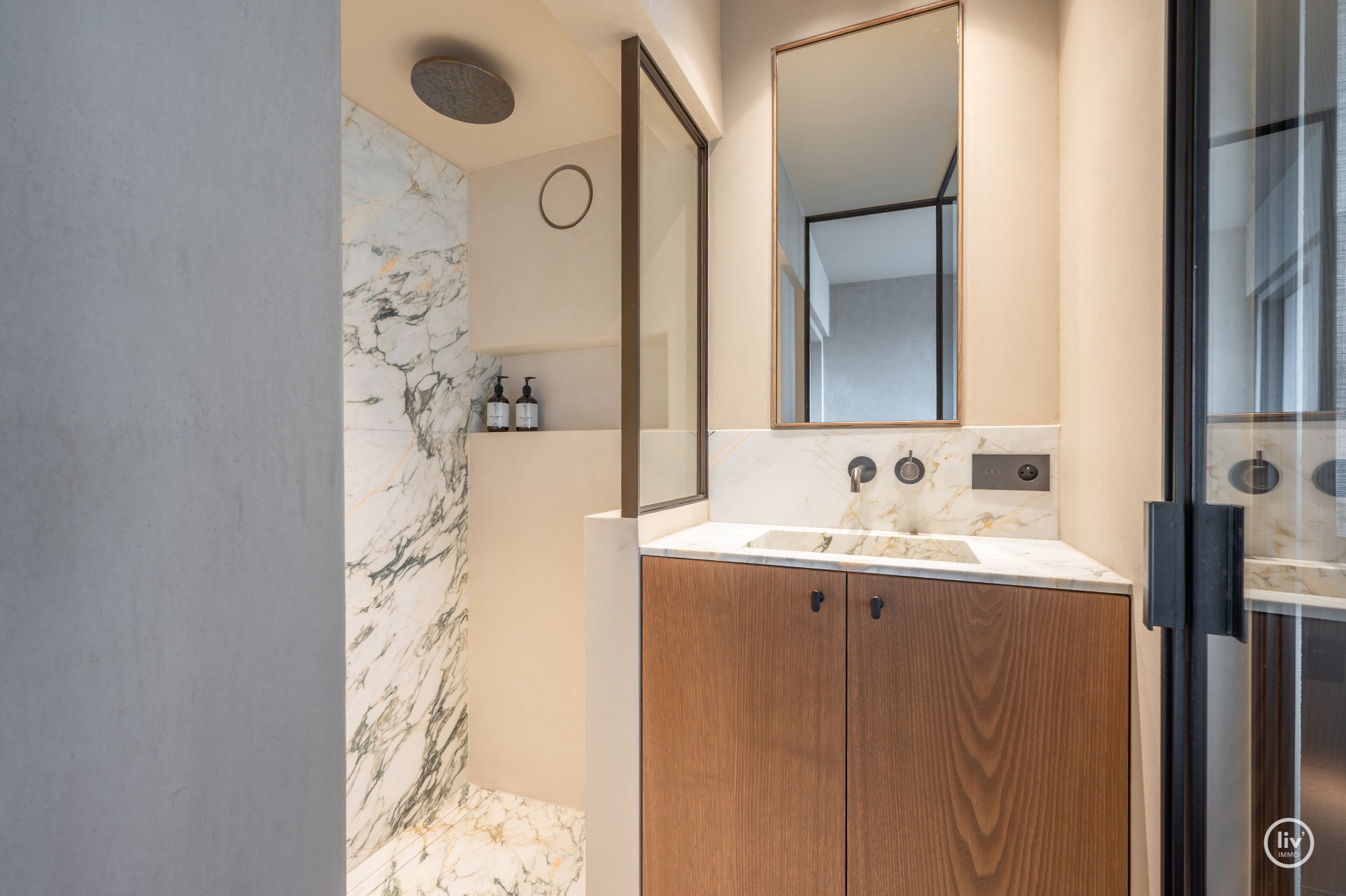 Appartement d'angle entièrement rénové et de haute qualité dans une résidence de standing au cœur du Zoute. 