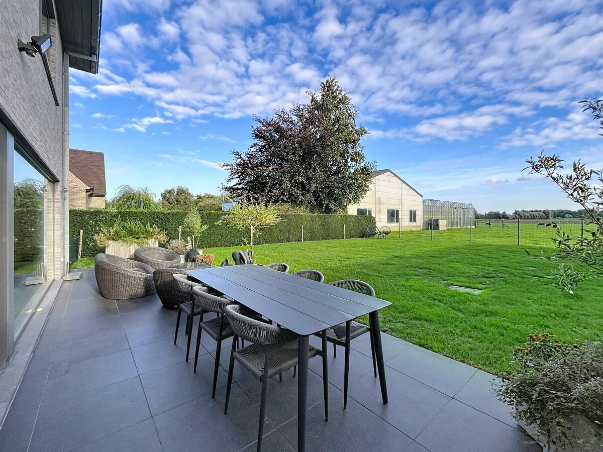 Recente halfopen woning met 3 ruime slaapkamers! 