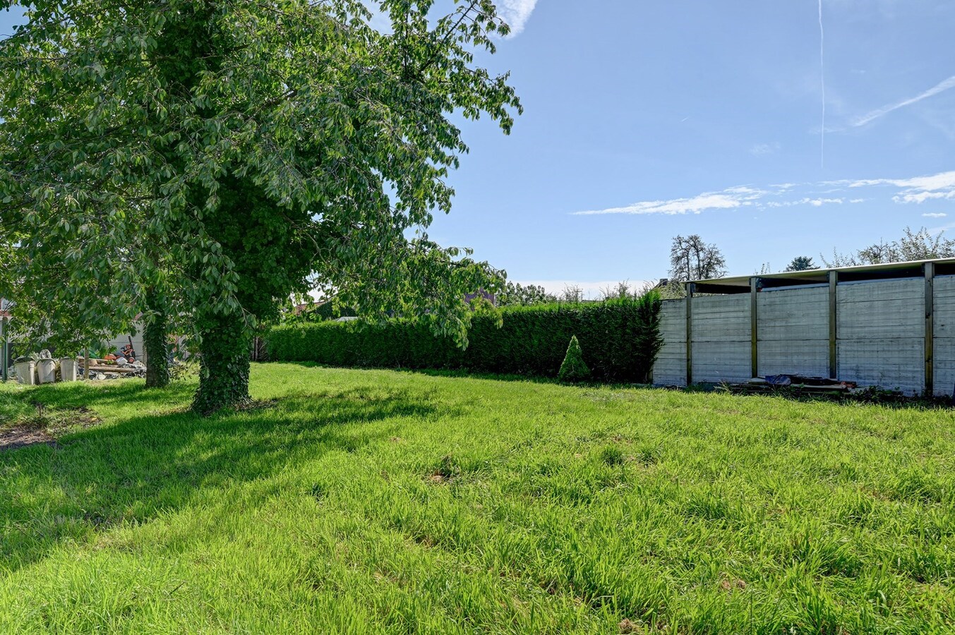 Grondig gerenoveerde woning met tuin, terras en 3 slaapkamers in Nieuwerkerken. 