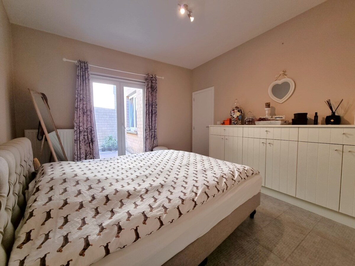 Centraal gelegen gelijkvloers appartement met twee slaapkamers en stadskoer 