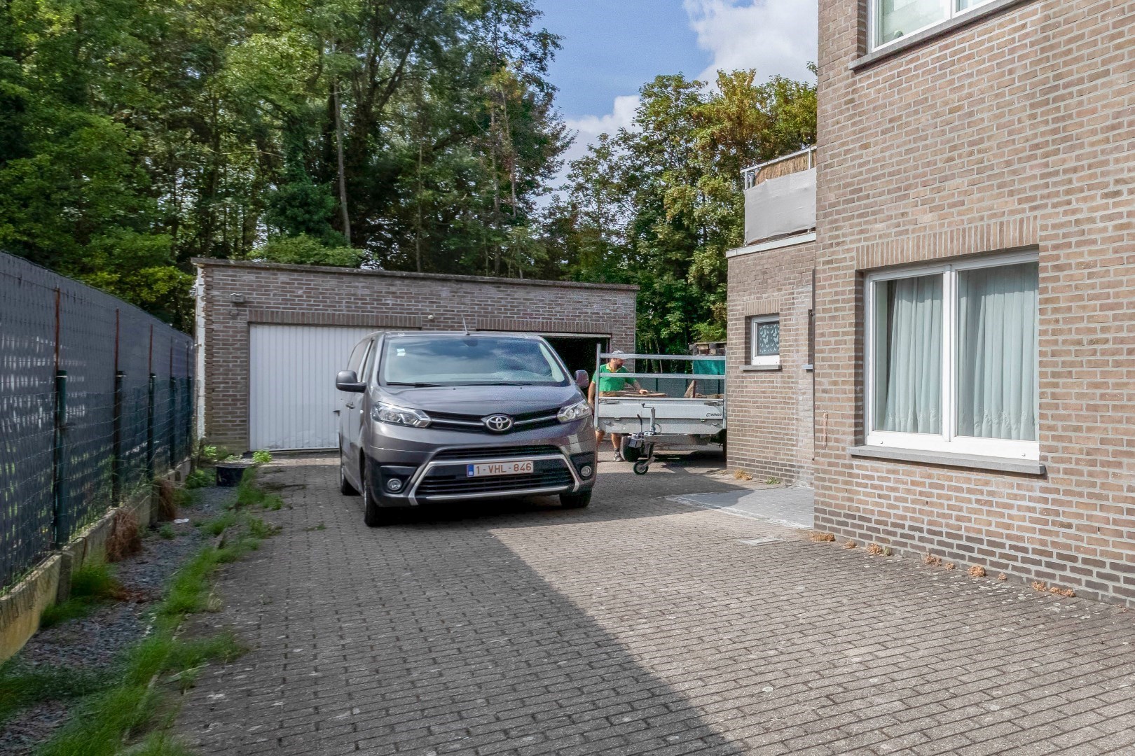 VERKOCHT ! Opbrengsteigendom met 2 appartementen en 2 garages 
