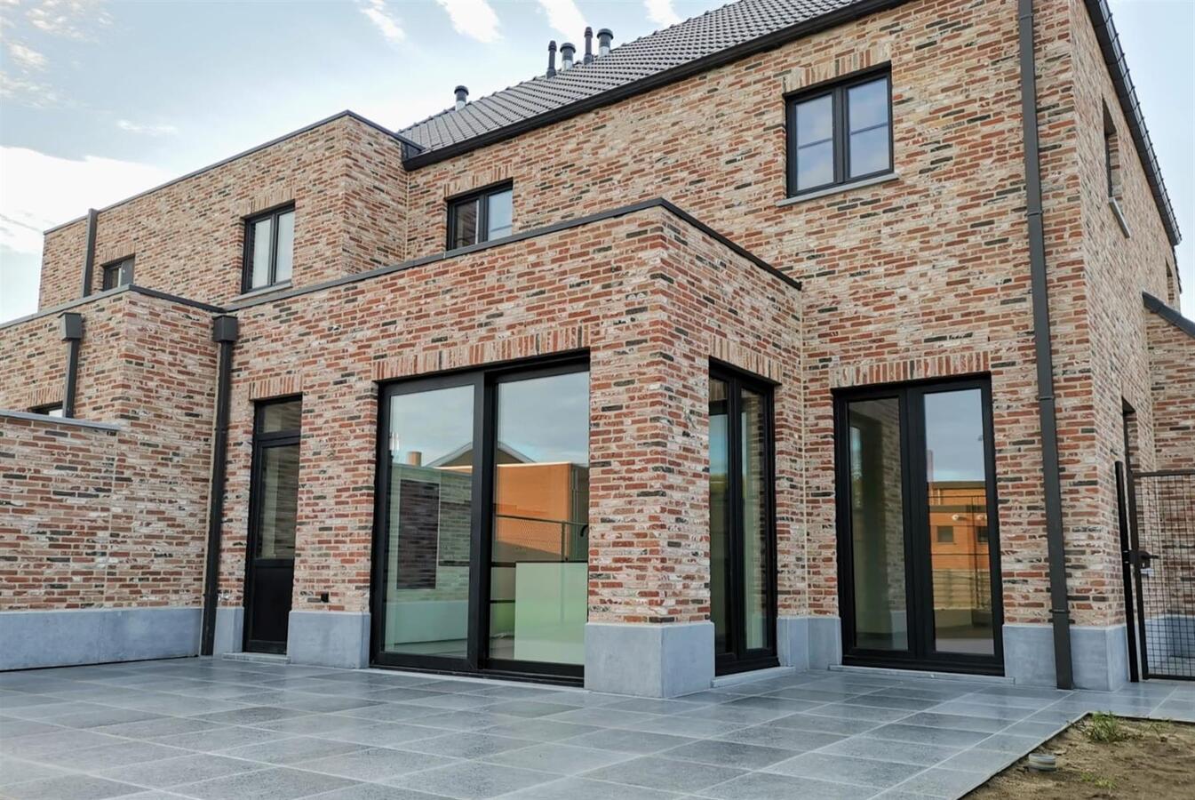 Ruime halfopen bebouwing. Volledig afgewerkte instapklare nieuwbouw. 