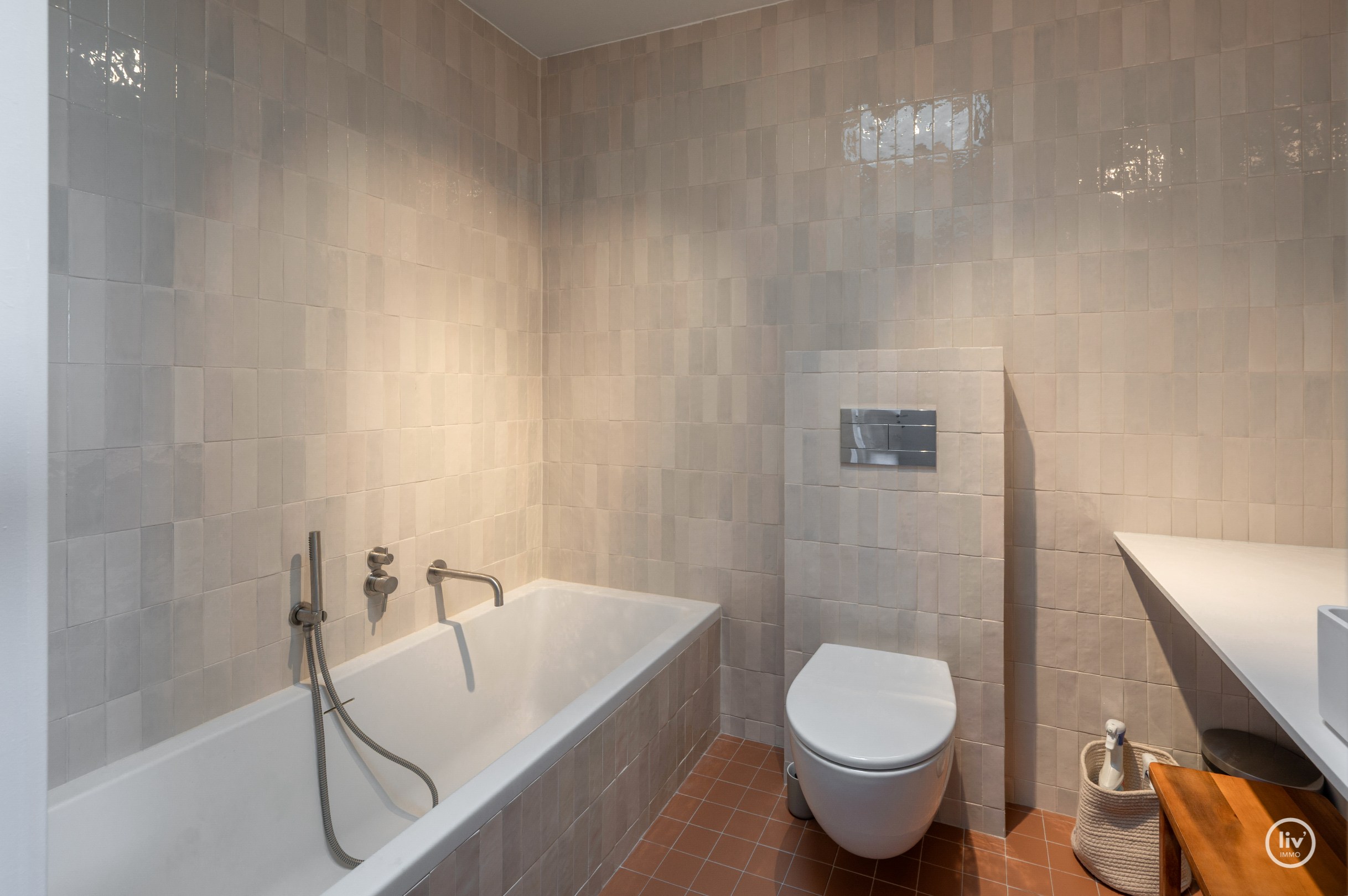 Stijlvol appartement met 2 zonnige terrassen op een toplocatie in Knokke Centraal gelegen tussen zeedijk en Lippenslaan. 
