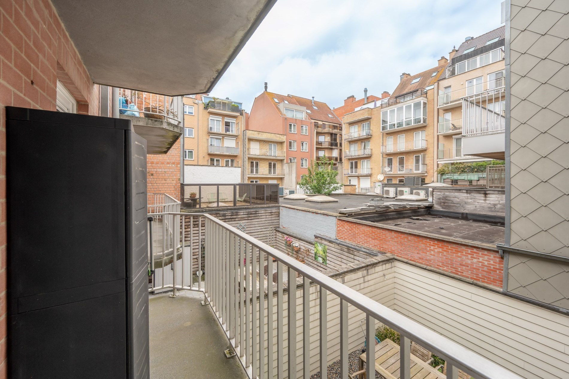 Lichtrijk appartement met dubbele terras en ruime lichtrijke leefruimte 