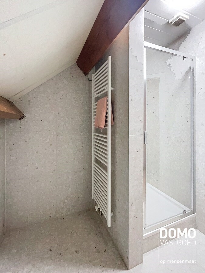 RUIME GEZINSWONING MET 4 SLAAPKAMERS, TUIN EN INPANDIGE GARAGE TE HERK-DE-STAD 