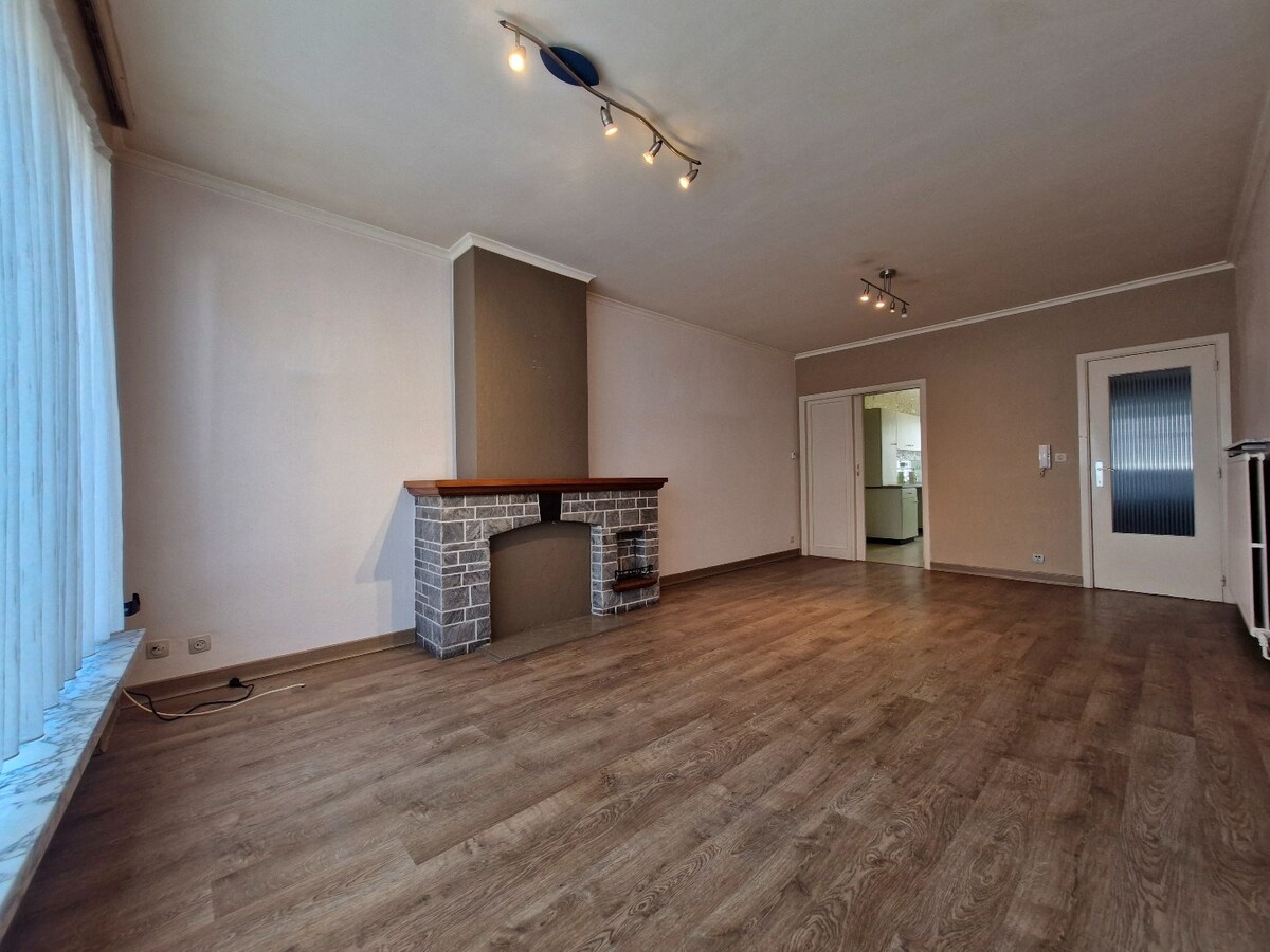 Charmant gelijkvloers appartement met stadskoer in hartje Heist 