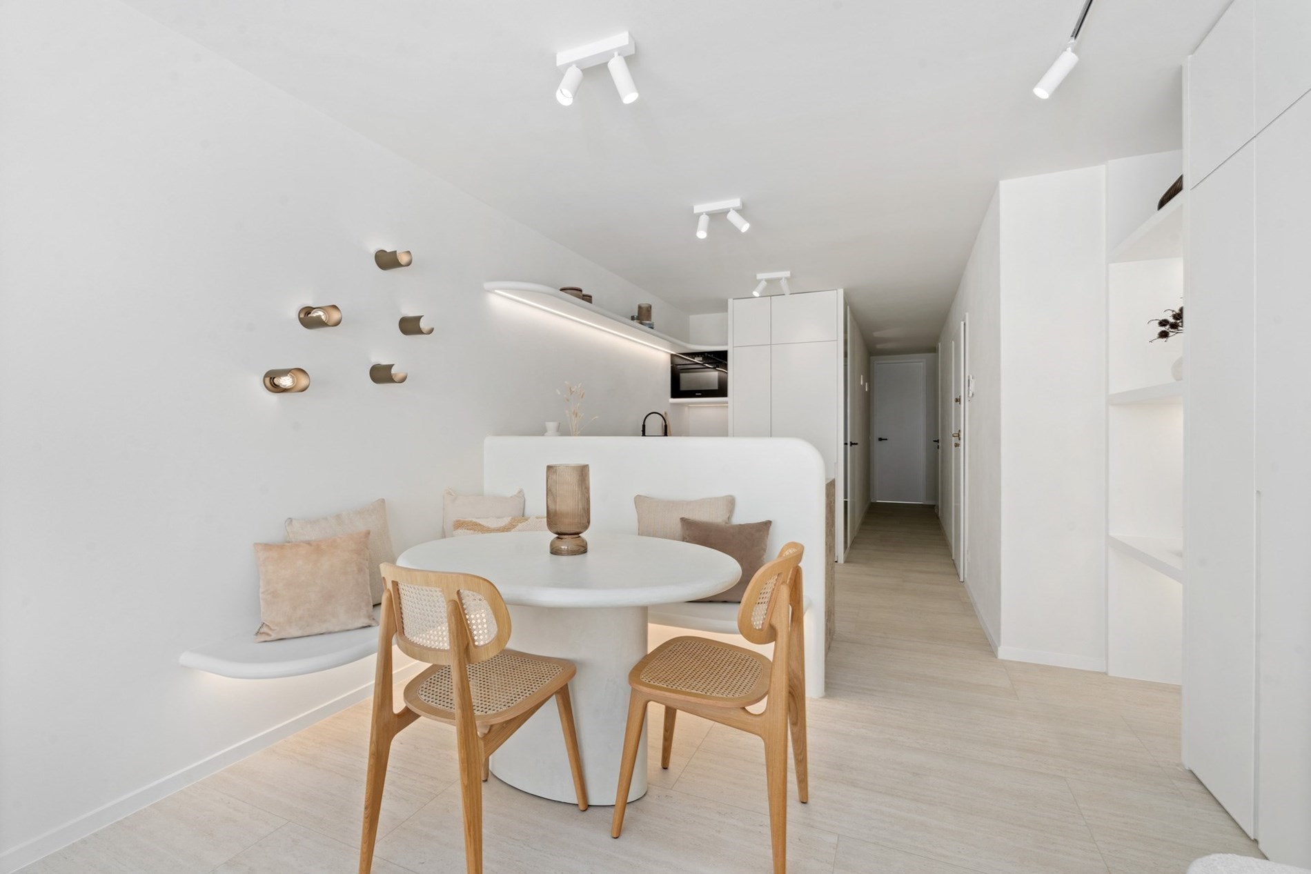 Integraal gerenoveerd appartement genietend van een panoramisch uitzicht op de zeedijk te Duinbergen! (mog tot aankoop van een garage) 