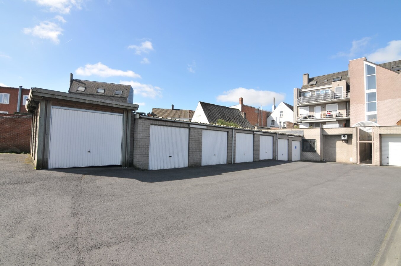 Instapklaar en lichtrijk appartement met 2 slaapkamers en garage 