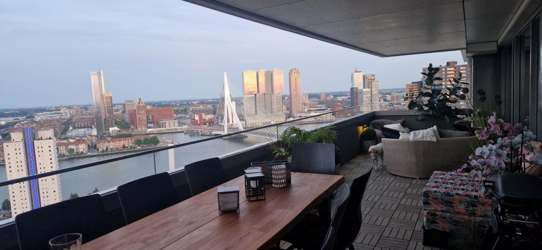 Ultiem luxe wonen in de iconische The CoolTower met spectaculair uitzicht, royaal terras (34 m²) en moderne afwerking in het bruisende hart van Rotterdam! 