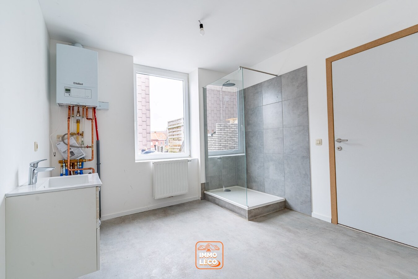 Maison entièrement rénovée tout récemment avec 2 chambres et terrasse! 