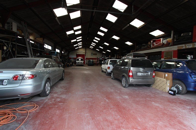 Bedrijfsgebouw met woonst te Eernegem 