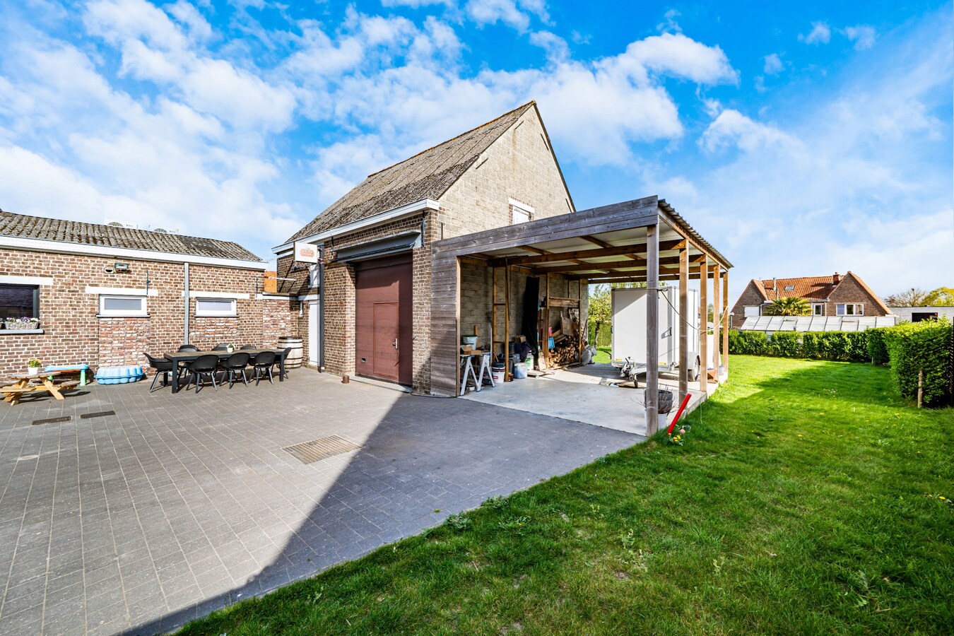 Gezinswoning met ruime opslagplaats en carport in het centrum van Ouwegem 
