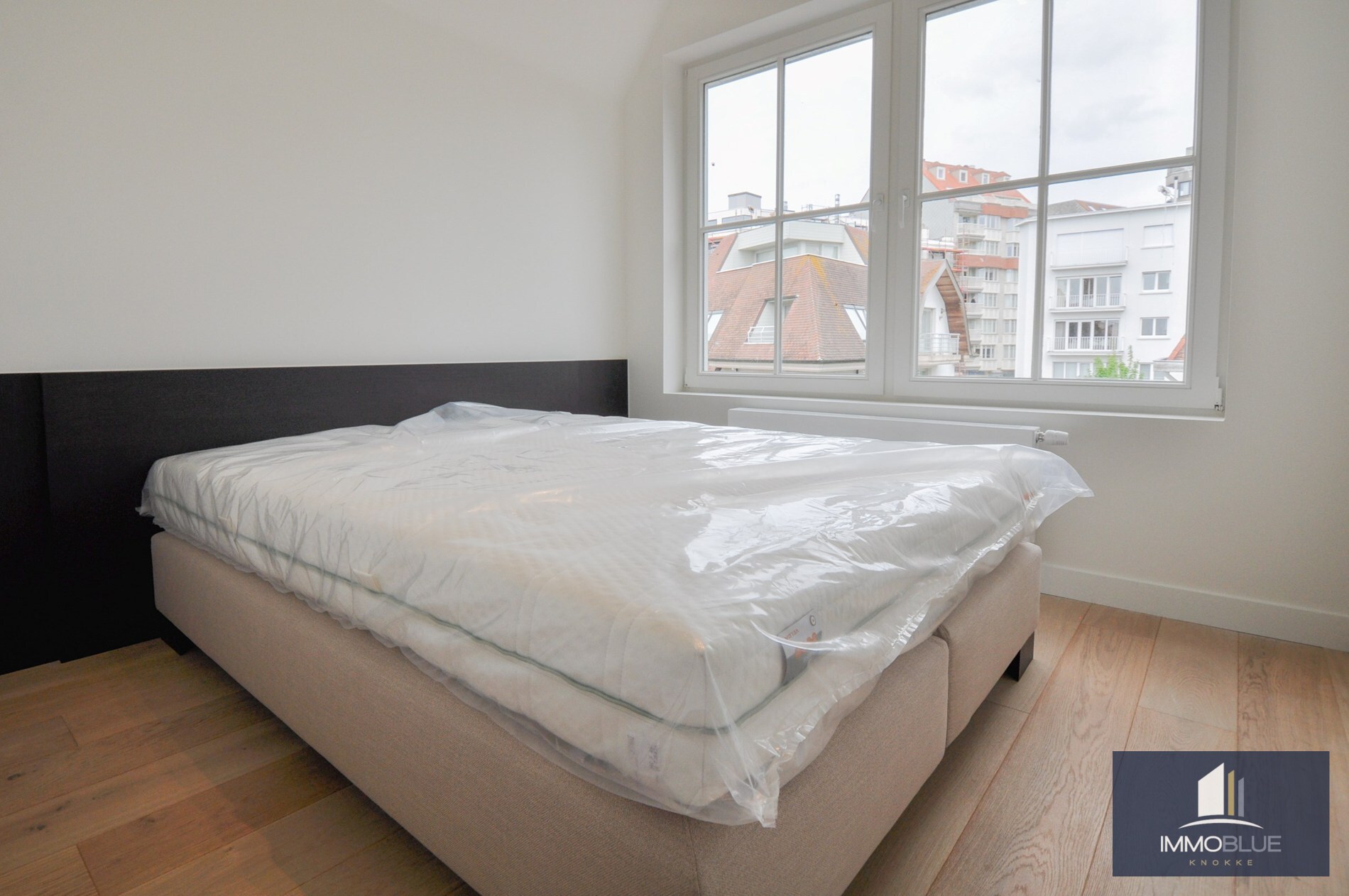 Appartement entièrement rénové avec de grandes terrasses ensoleillées. 