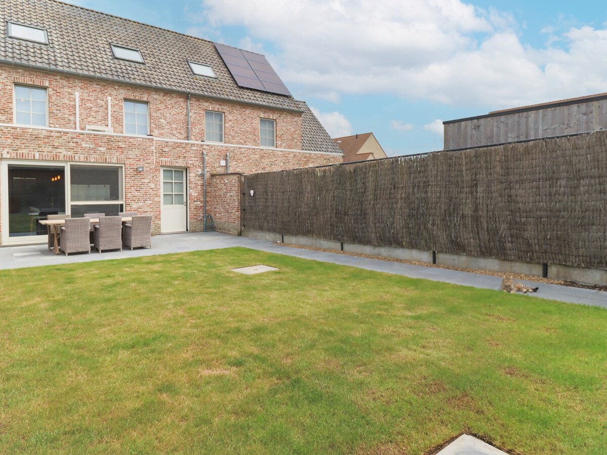 Instapklare recente woning met garage te koop in Heule ! 