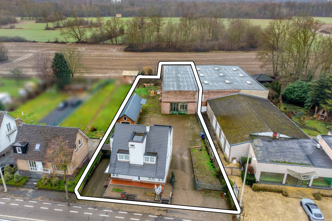 Woning met vergunde loods (300 m² x 2) en bijgebouw (50,50 m²). 