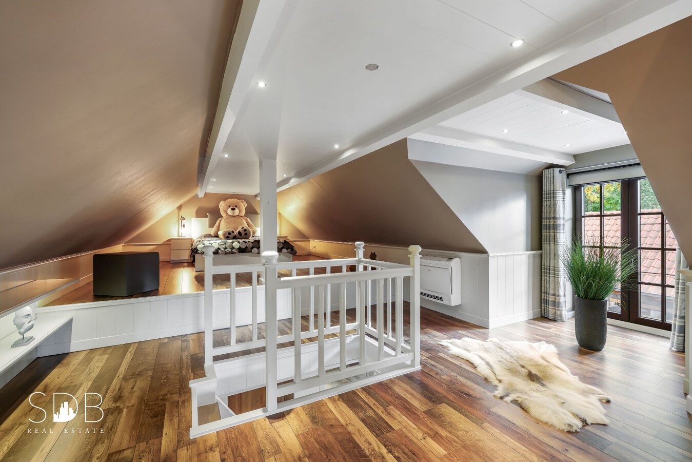 Landelijke villa met zwembad, paardenfaciliteiten en piste op circa 2 HA 