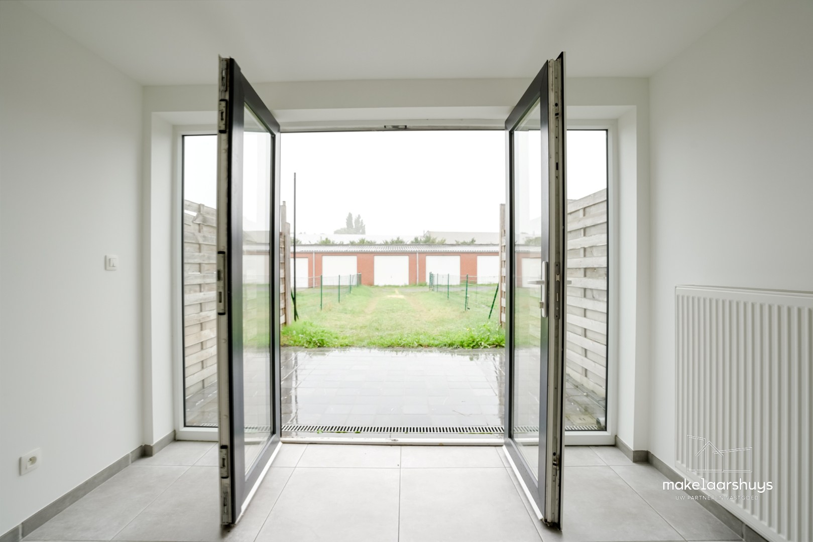 Instapklare gerenoveerde woning in rij met terras, tuin en garagebox 
