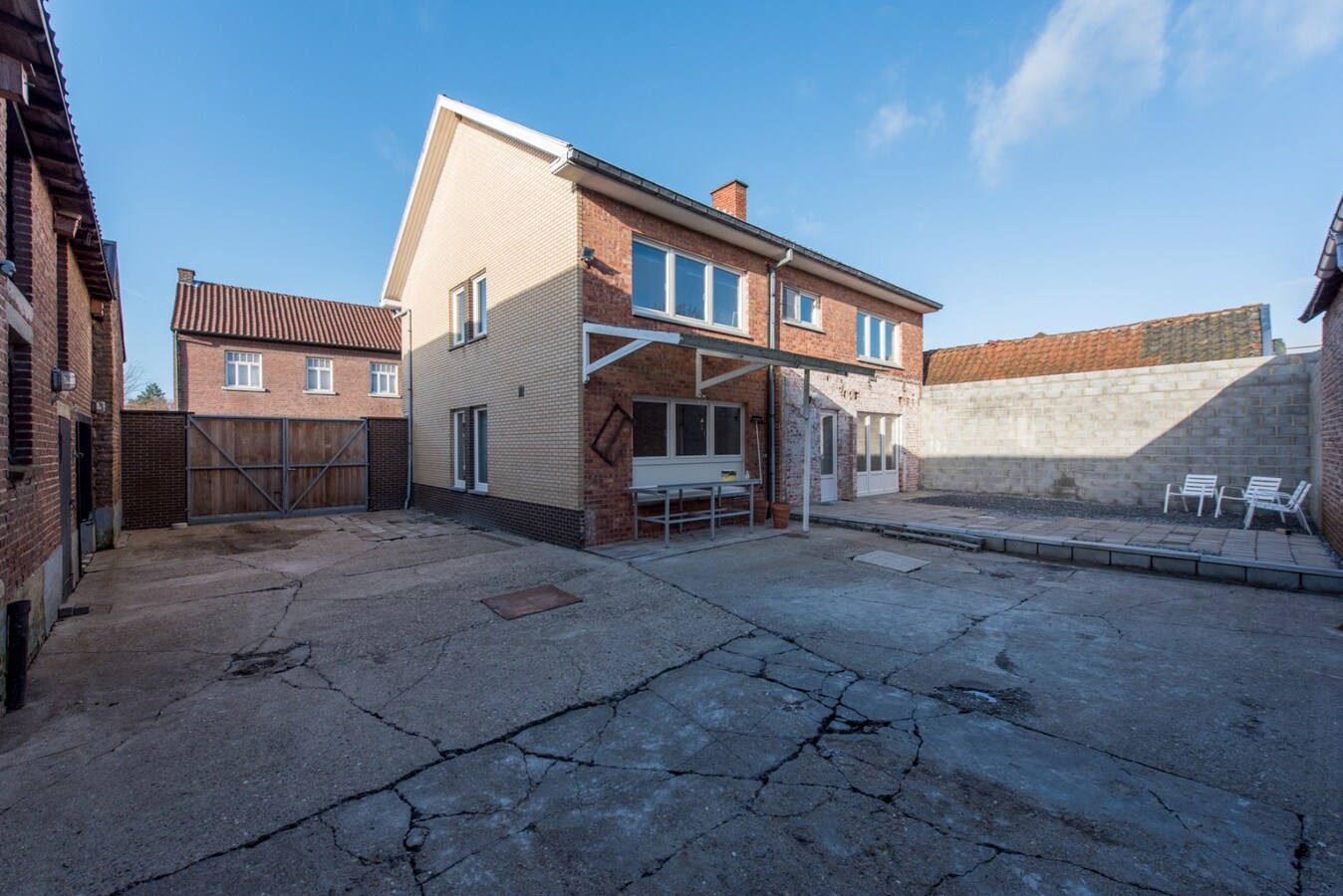 Hedendaagse woning met loods en bijgebouwen op 2.200 m² 