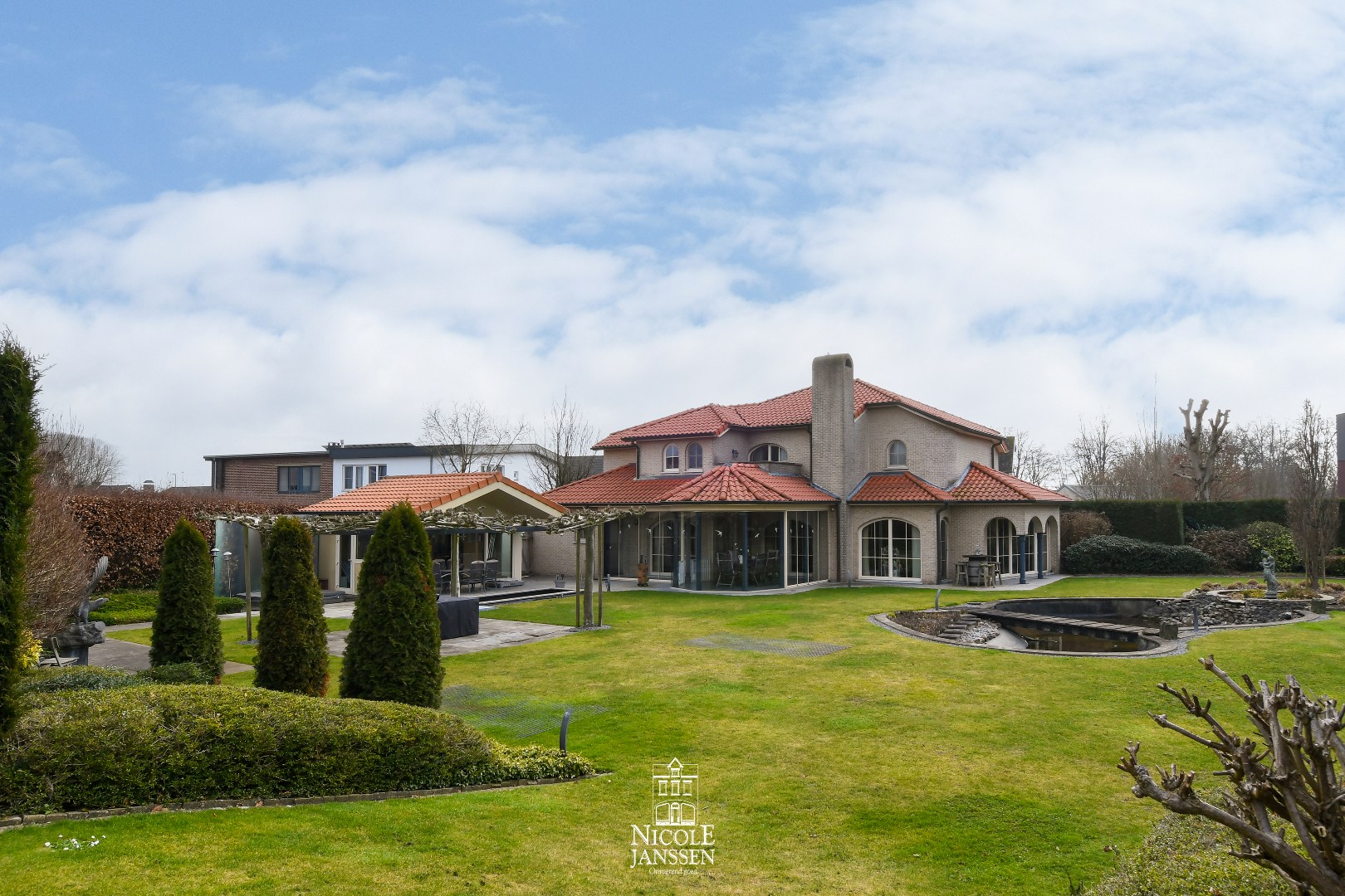 Er is tevens een dubbele inpandige garage met automatische poorten 