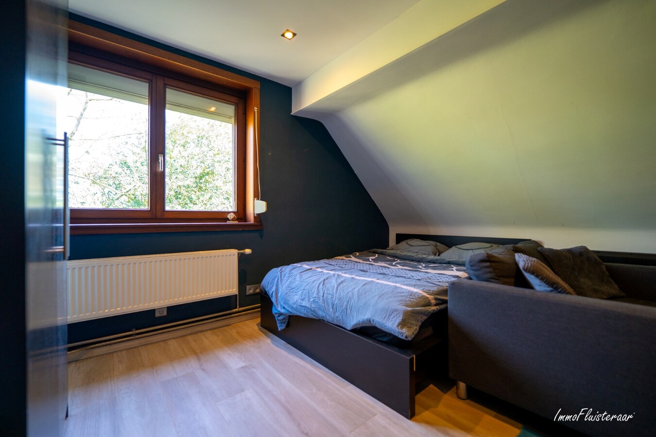 BEZOEKDAG OP 23 MEI VAN 10U TOT 14U. Landelijk gelegen woning met stallen en handig bijgebouw op ca. 7.025 m² (Optie aankoop extra aanpalend weiland van 5.735 m2) 