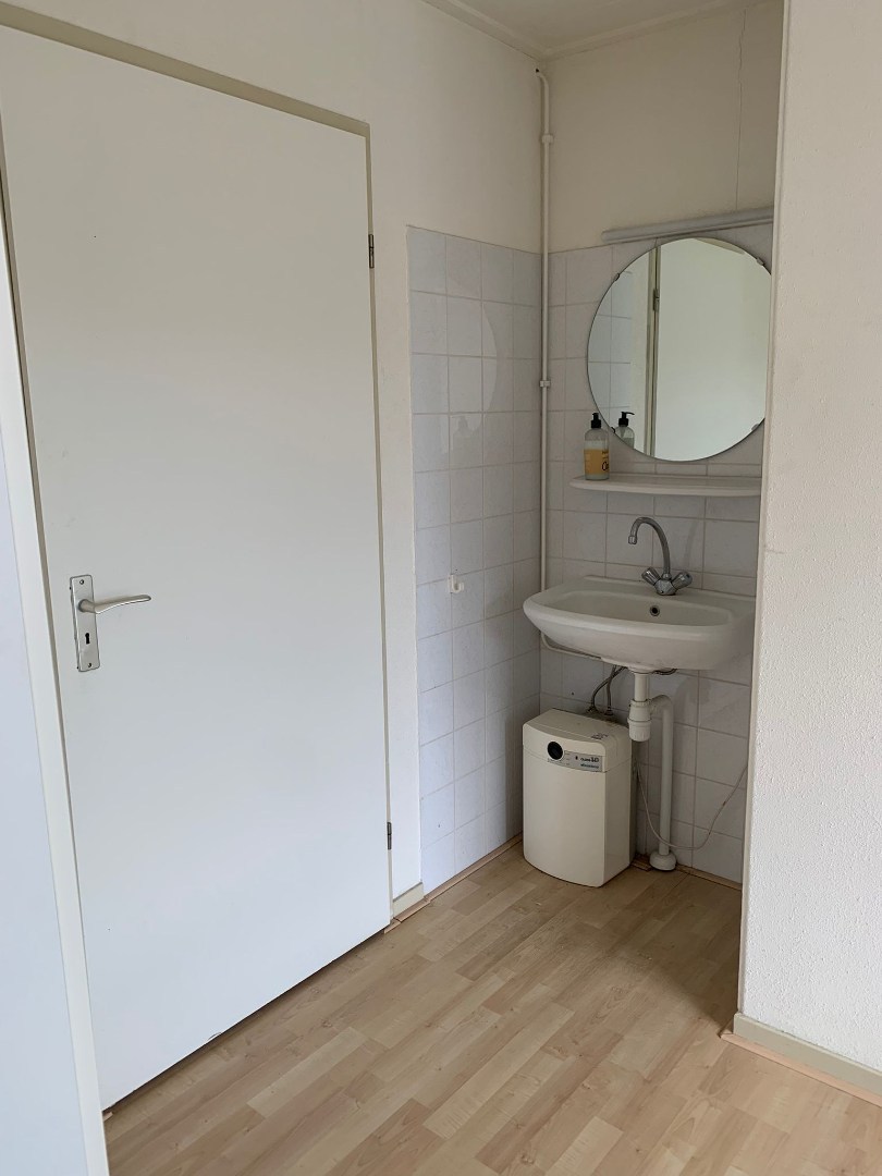 Kamer te huur in hartje Kamperland. Let op! Gezamenlijk wonen; woonkamer/badkamer/keuken worden gedeeld. 