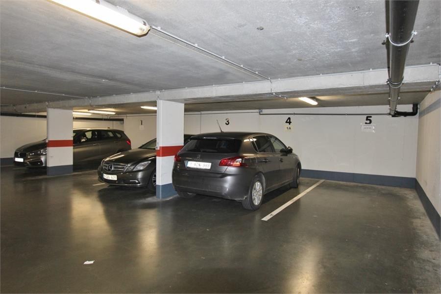 Non-meublé - Grand appartement résidentiel avec une belle vue dégagée, situé en plein centre près de l'avenue Lippens. 
