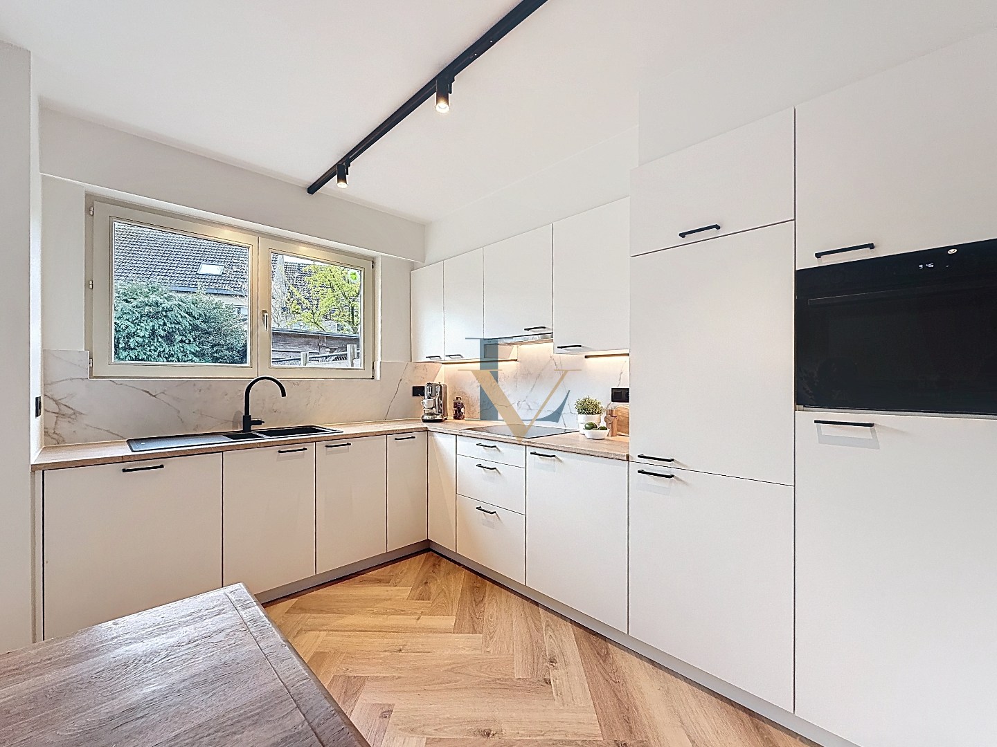 Charmante gerenoveerde rijwoning in pastoriestijl te koop in centrum Schilde 