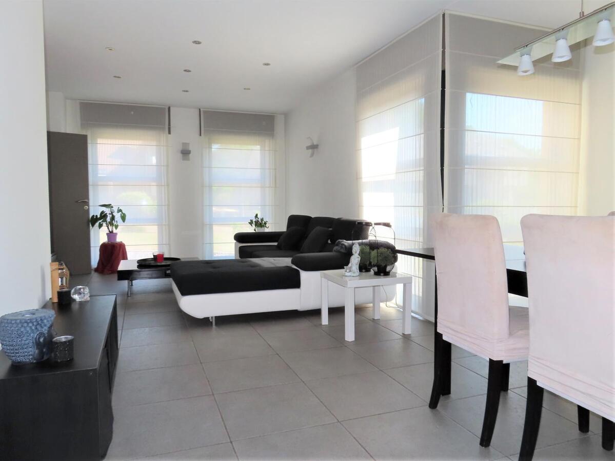 Prachtige villa, rustig gelegen te Houthalen. Dichtbij autosnelwegen en openbaar vervoer. Het centrum van Houthalen op 5 minuten en Hasselt op 15 minuten. 