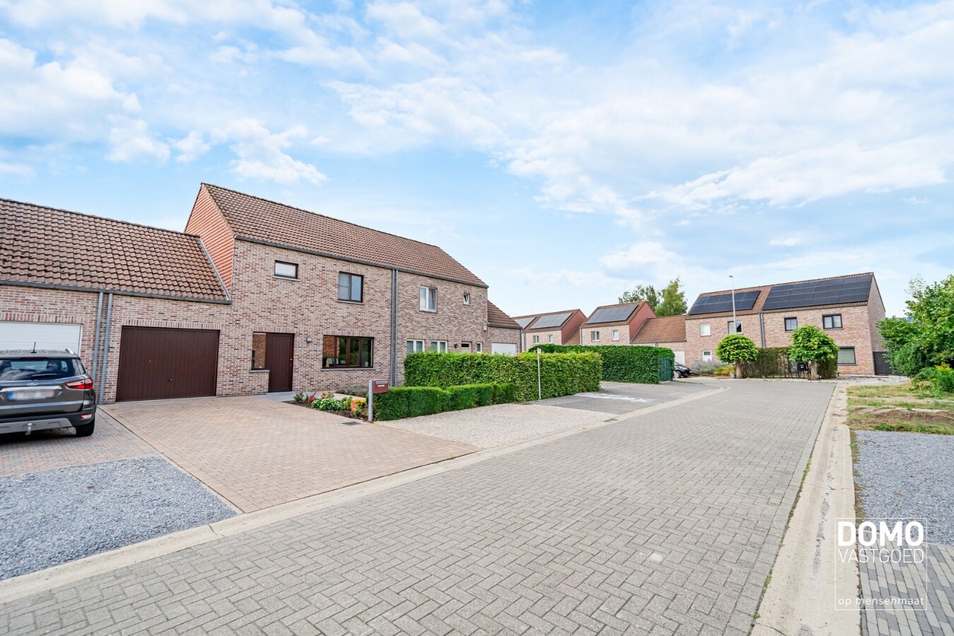 ZUIDWESTELIJK GEORIËNTEERDE DOORZONWONING MET LICHTRIJKE AANBOUW, GEZELLIGE TUIN EN RUIME GARAGE TE KURINGEN (HASSELT) 