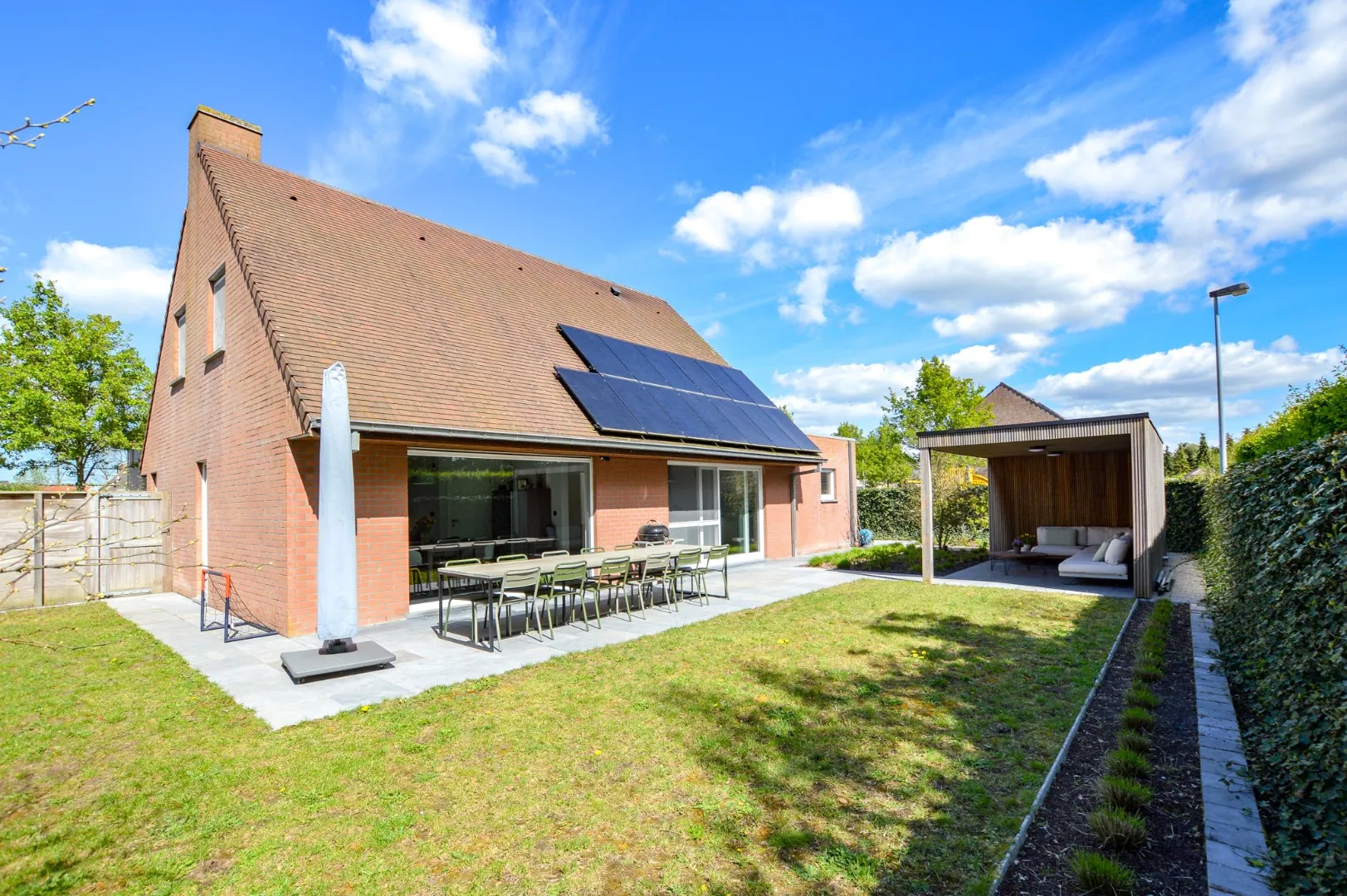 Hoogwaardig afgewerkte villa met 4 slpks, garage en tuin te Jabbeke