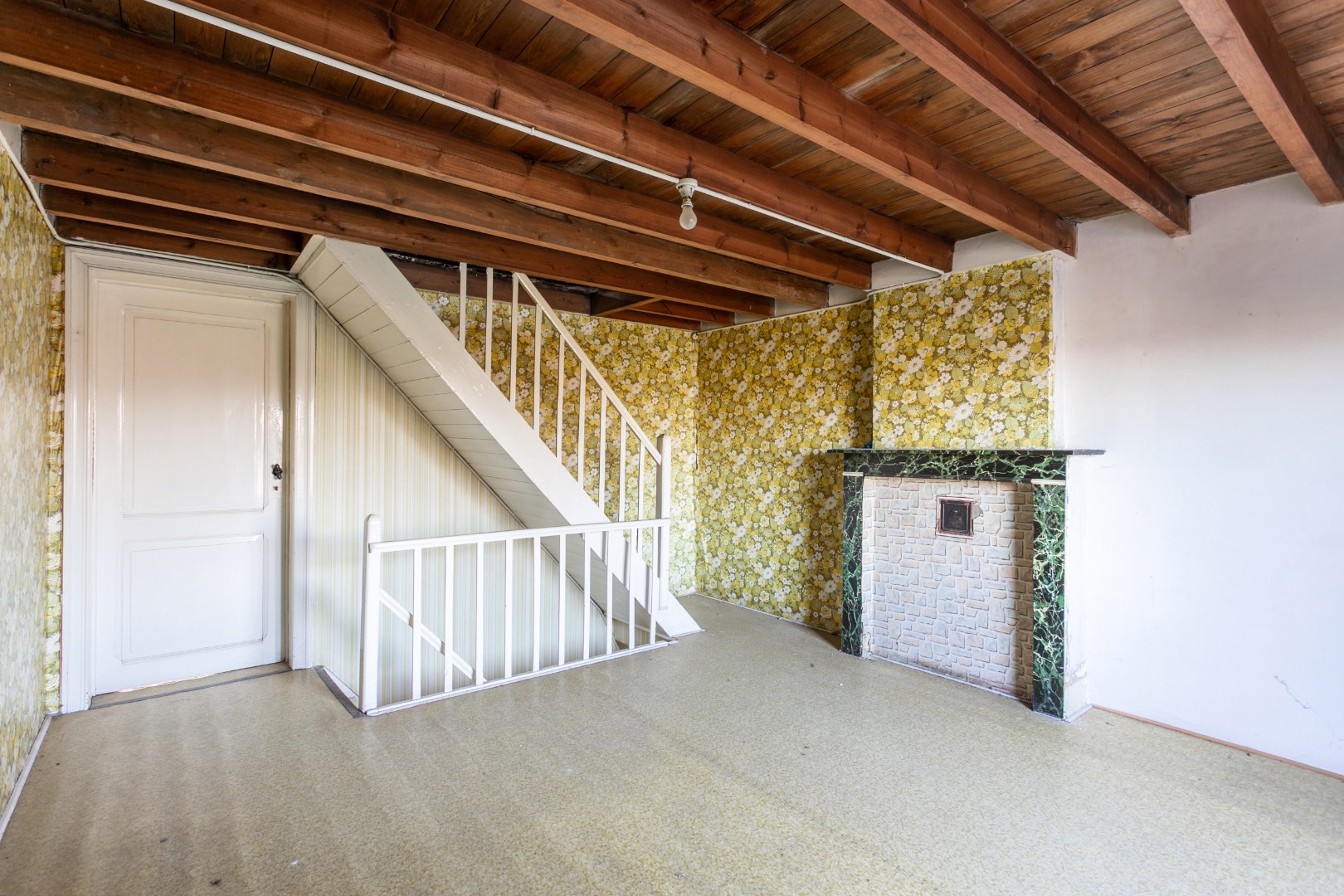 Te renoveren rijwoning met tuin te Vlezenbeek 