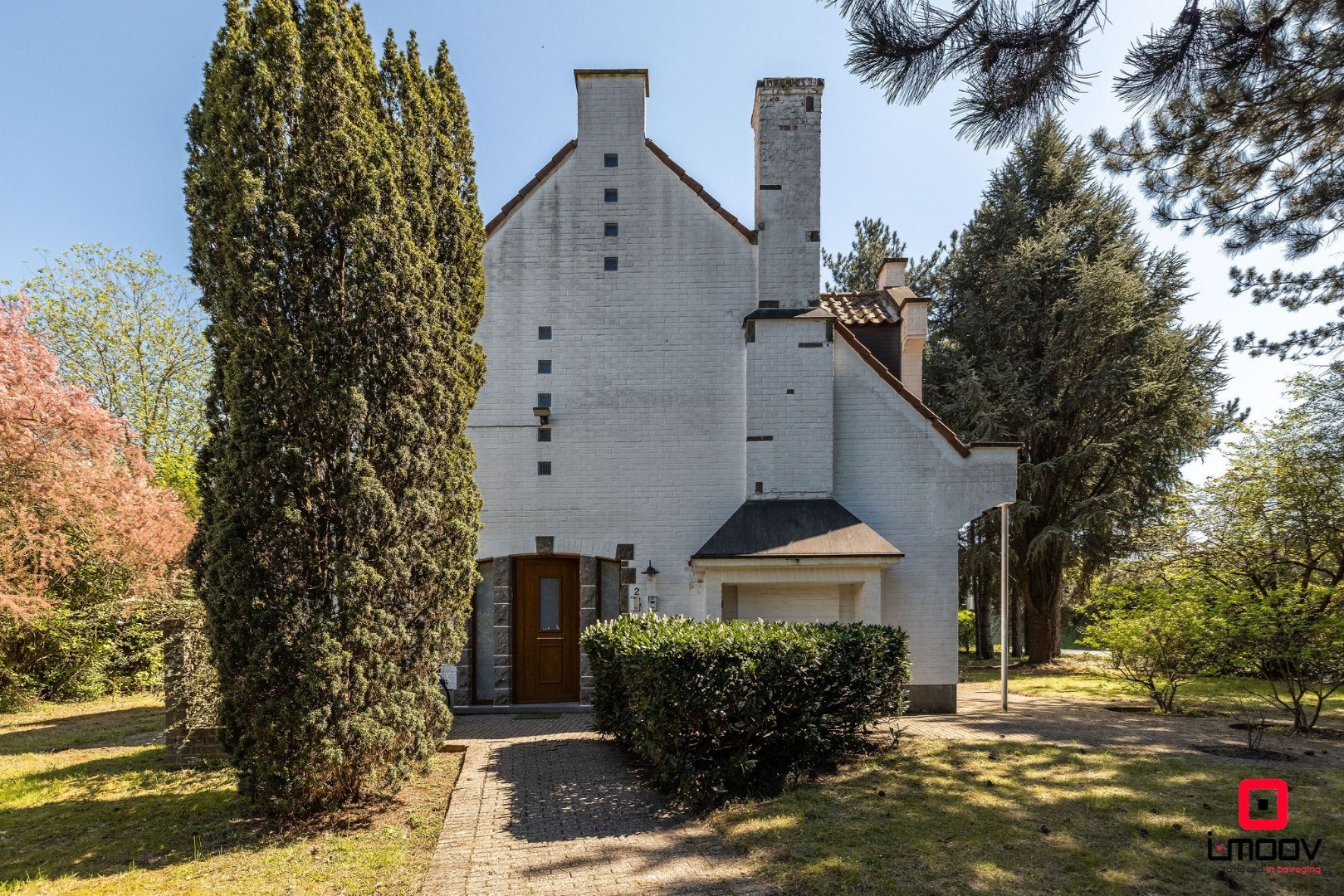 Karaktervolle villa met royale volumes op perceel van 1100m2 nabij de E40 