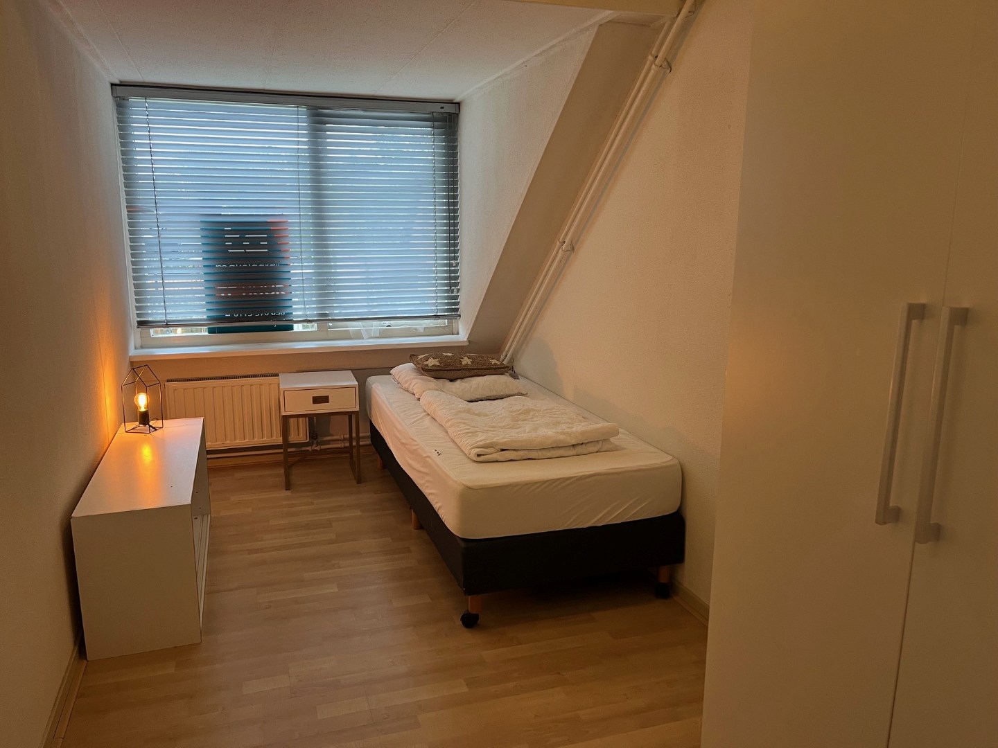 Kamer te huur in hartje Kamperland. Let op! Gezamenlijk wonen; woonkamer/badkamer/keuken worden gedeeld. 