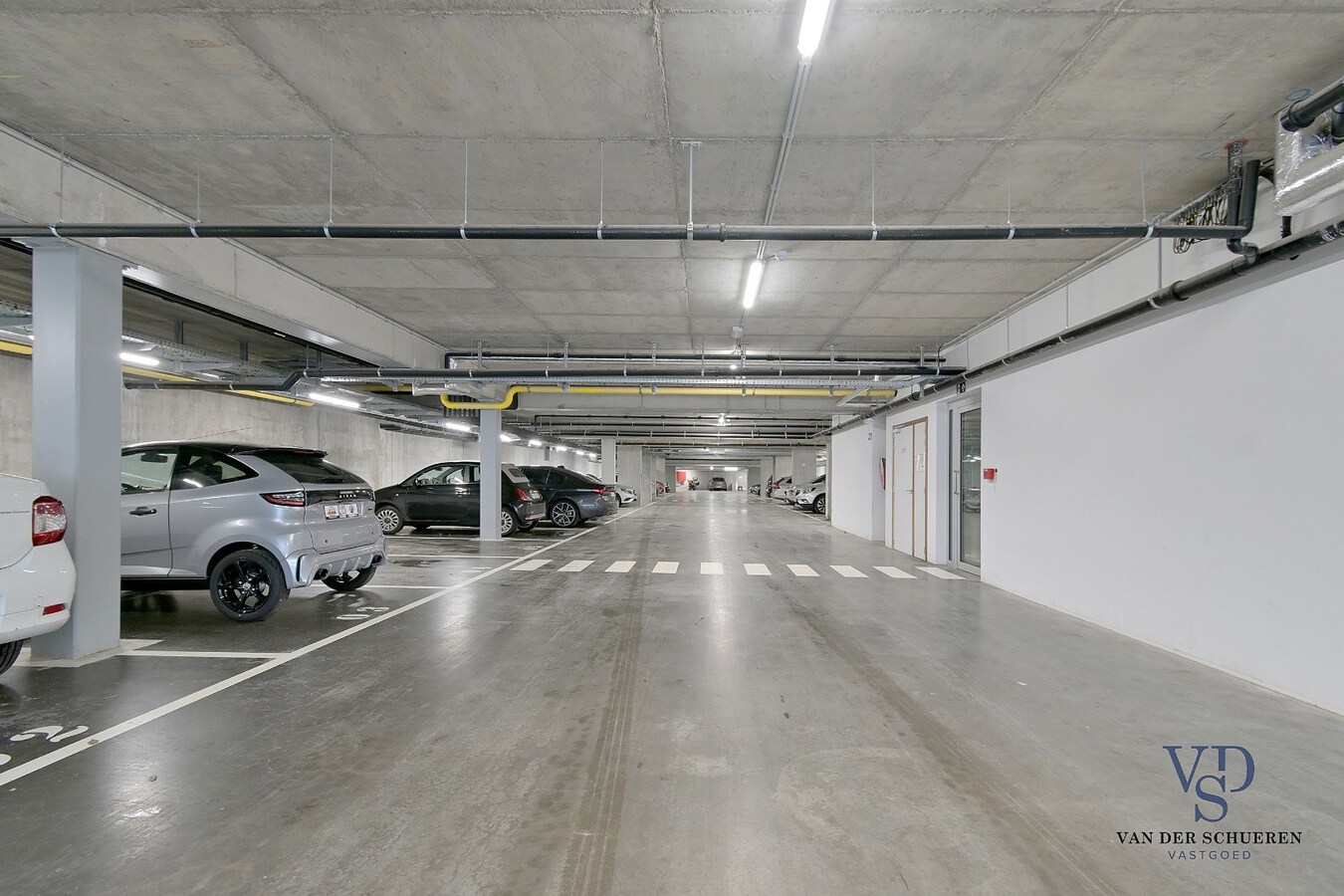 Luxueus 1-slp-appartement met staanplaats (ondergronds). 