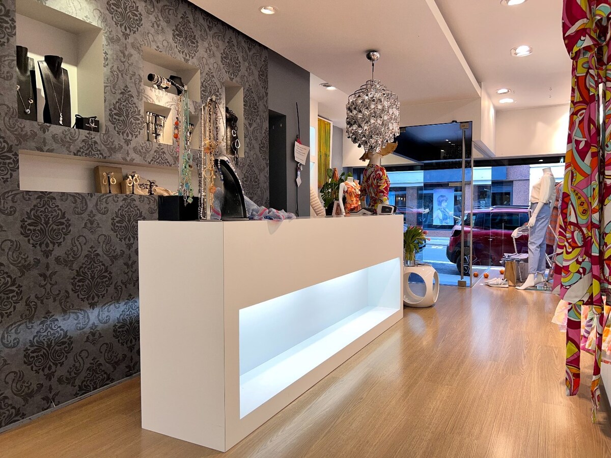 Handelspand met woonst en tuin op zeer commerciële ligging! 