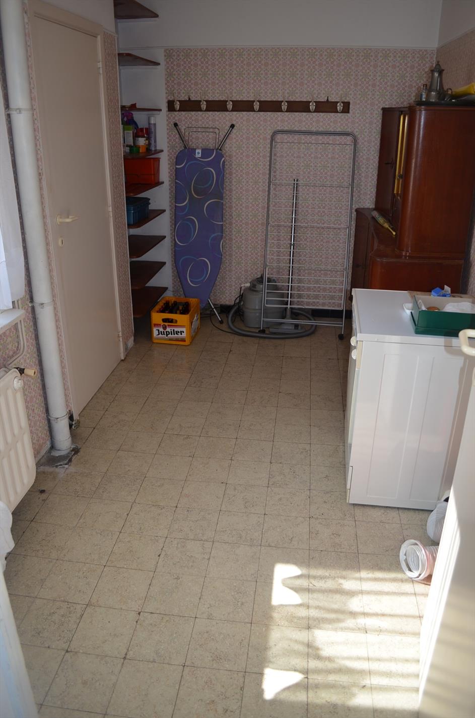 Te renoveren woning op 905m² commercieel gelegen te Eeklo 