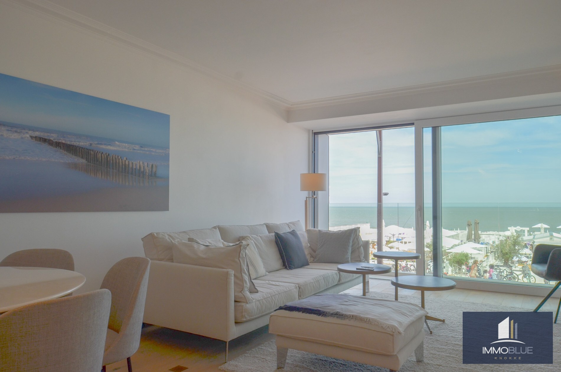 Appartement élégant, récemment rénové, avec vue frontale sur la mer. 