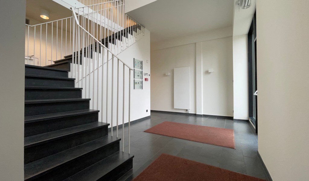 Ingedeelde kantoorruimte te huur aan oprit E40 in Sint-Denijs-Westrem