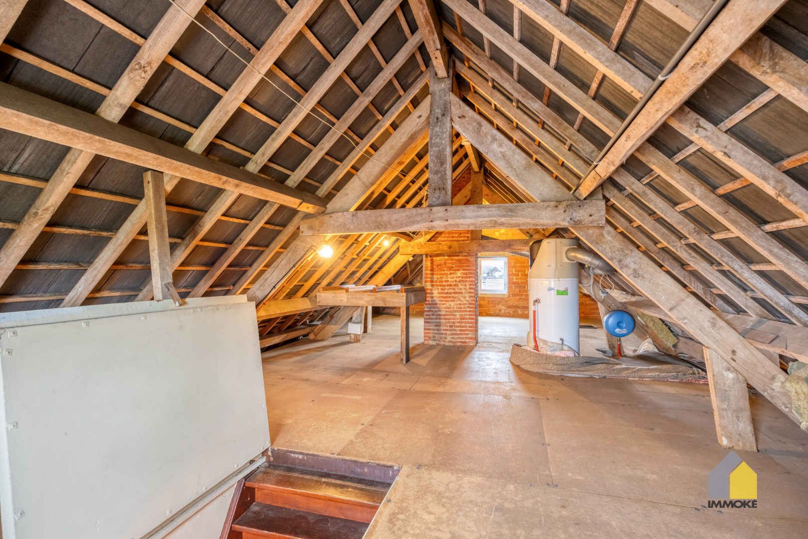 Neeroeteren: Op te frissen, vrijstaande woning op 8 a 26 ca met 5 slpks. 