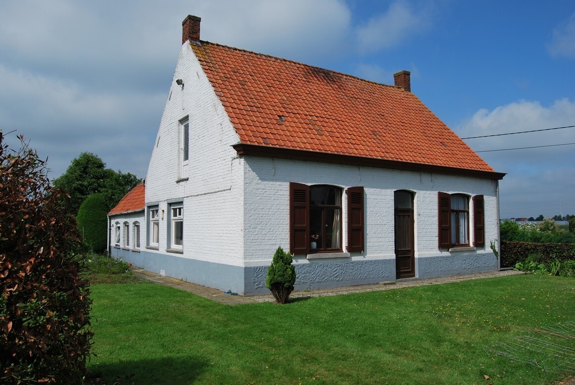 Te renoveren hoeve met stallingen op 9.333m² (+ev. 5ha) te Deinze 