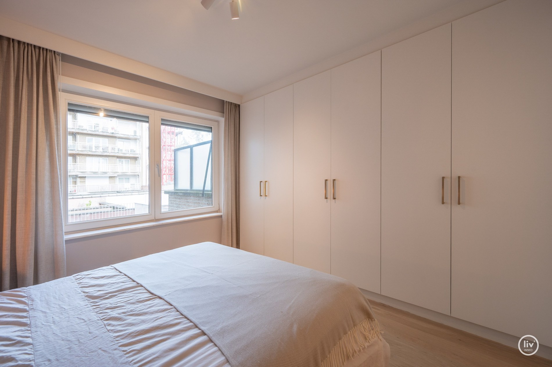 Magnifique appartement rénové de 2 chambres avec de belles vues sur le parc Yzer à Knokke. 