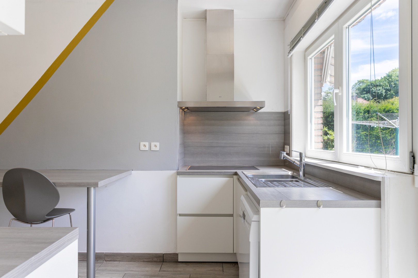 Ruime 4-gevelwoning met 4 slaapkamers, bureau, garage en tuin op 626 m² met bouwpotentieel in Halle 