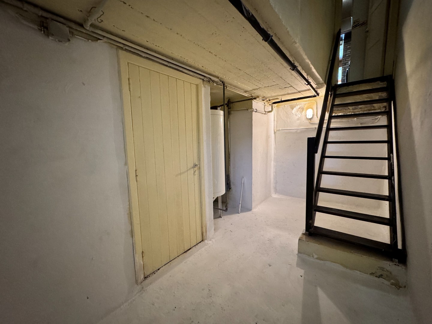 Gezellige woning met stadstuin, garage en uitweg langsachter. 