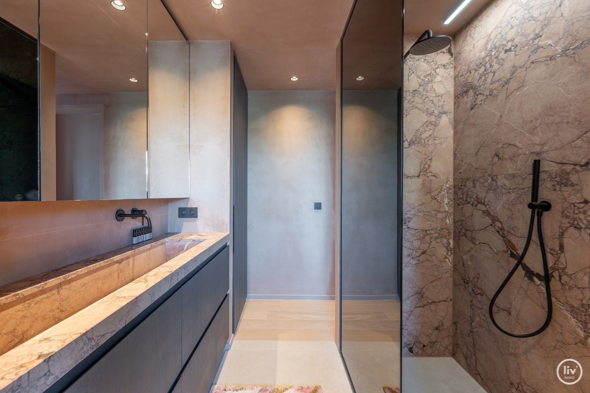 Belle maison individuelle rénovée avec goût dans un emplacement de premier choix dans la rue Kalfstraat à Knokke. 