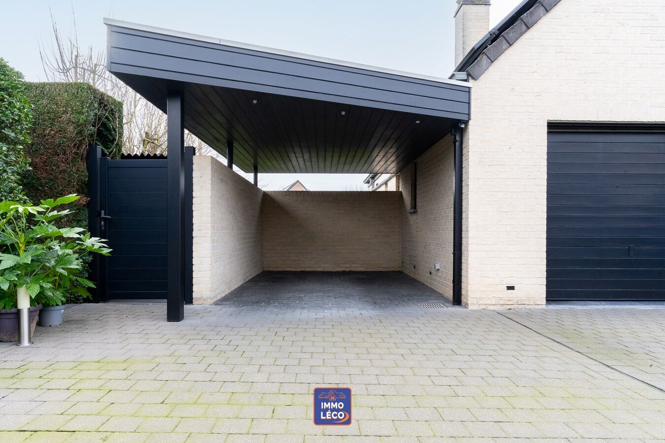 Magnifique villa érigée sur 762m², dans un clos prisé – Coup de cœur ! 