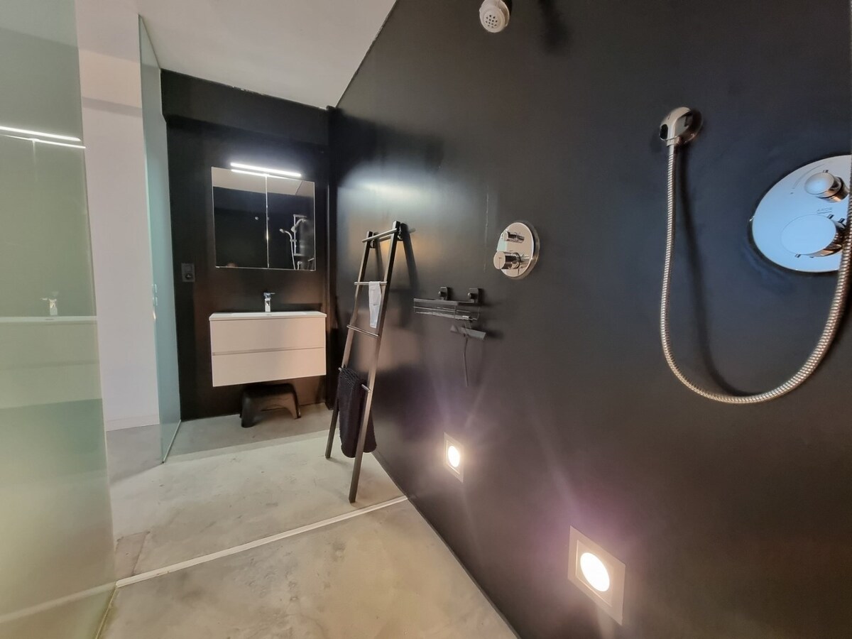 Uitzonderlijk appartement/loft op de zeedijk van Heist (271 m² bew. opp!!) 