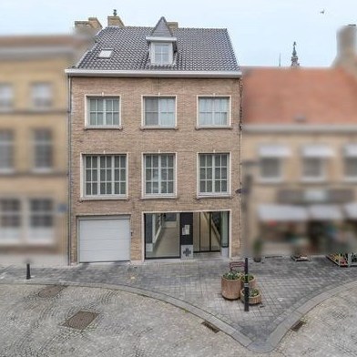 Kwalitatief afgewerkte woning met handelsruimte (536m² bewoonbaar) op een toplocatie. 