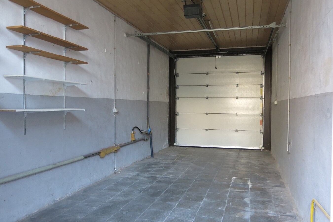 Verrassend ruime woning met grote garage op een boogscheut van het centrum 