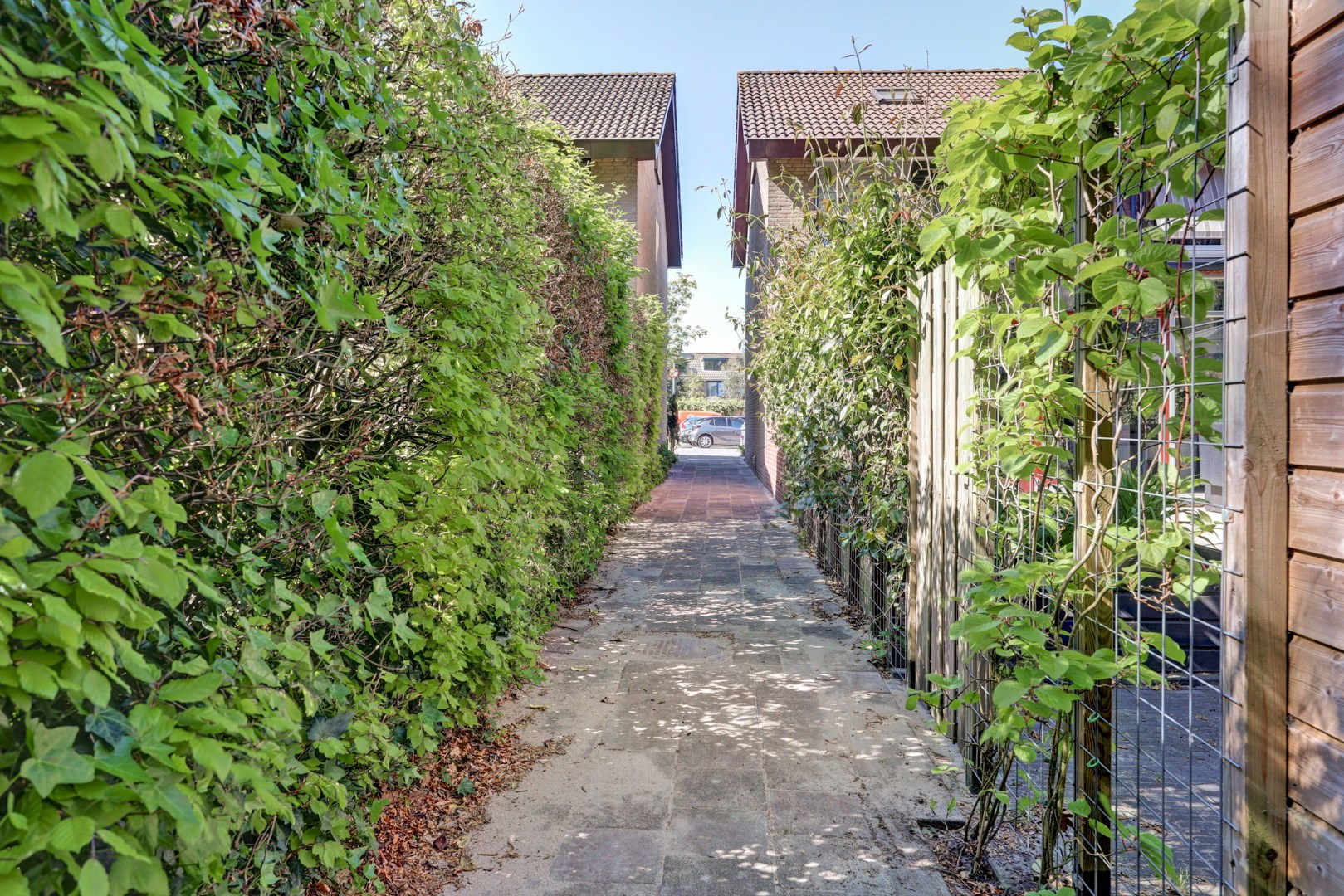 Goed onderhouden geschakelde  5-kamer woning, instapklaar, parkeerplaats, berging, zonnige tuin en gelegen in de zeer kindvriendelijke wijk Ommoord. 