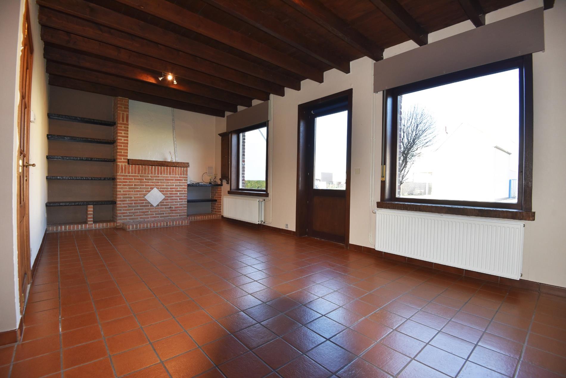 Half open bebouwing met 2 slaapkamers, tuin en garage te Maldegem. 